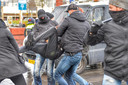Relschopper wordt hardhandig aangepakt.