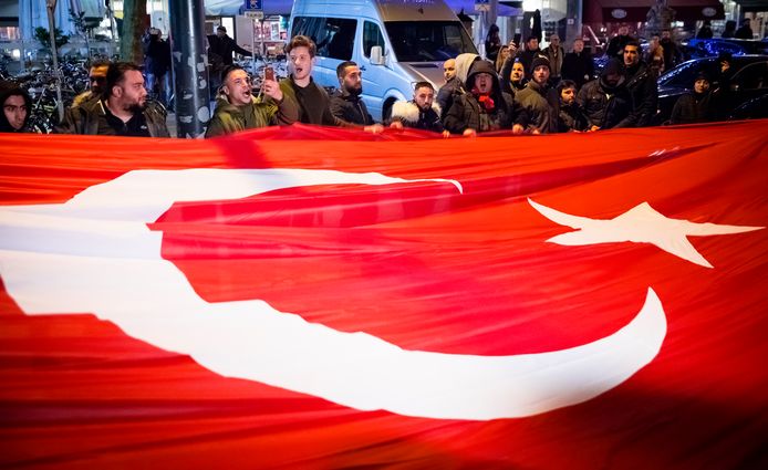 Turkse Nederlanders vierden in 2017 in het centrum van Rotterdam de uitslag van het Turkse referendum. De Turkse president Tayyip Erdogan kreeg door dit referendum meer macht. Niet alle Turkse Nederlanders zijn overigens blij met die machtspositie.