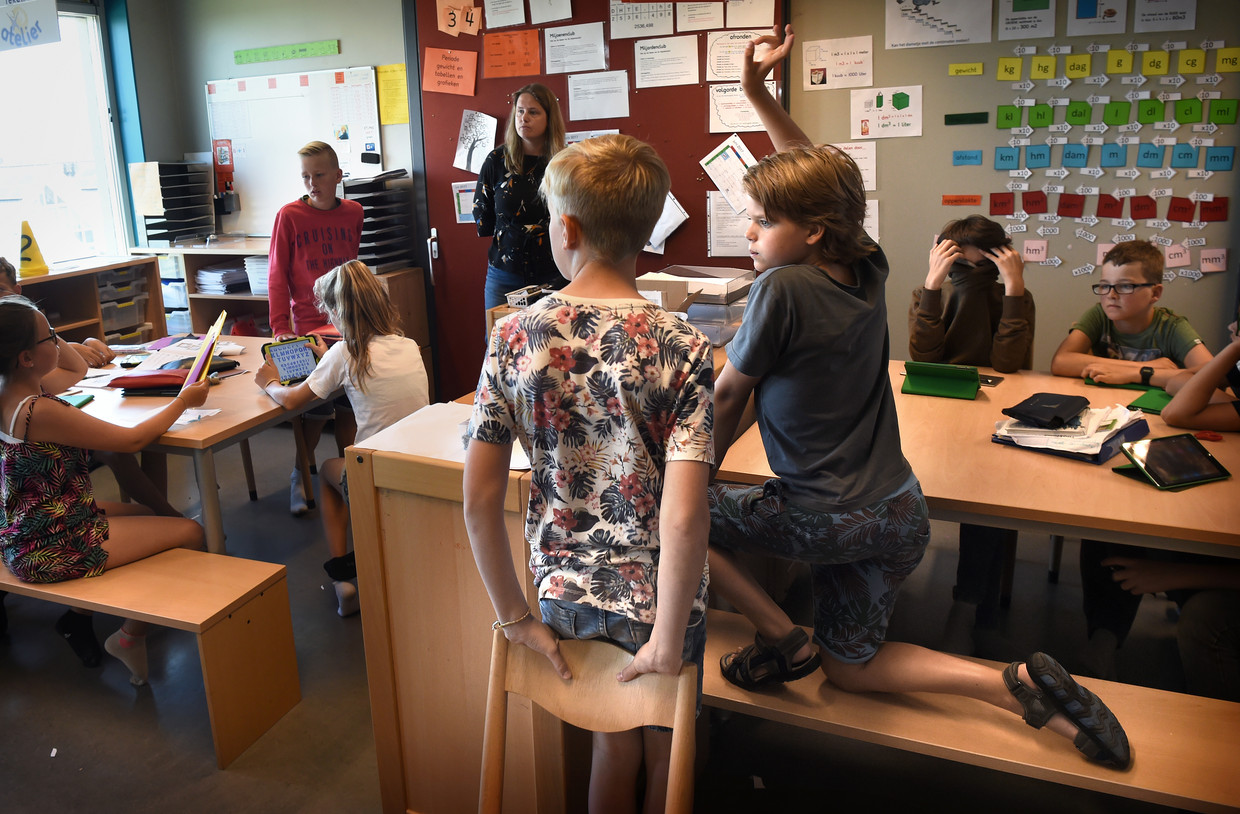 Ook als de leraar ziek is, moeten de lessen gewoon door kunnen gaan. Beeld Marcel van den Bergh/de Volkskrant