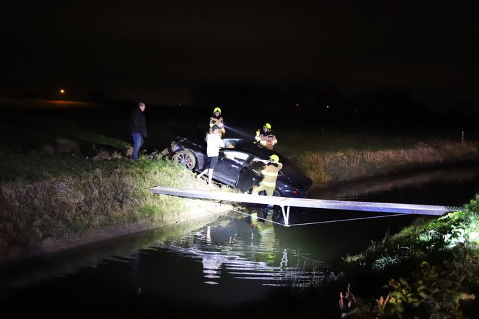 Hulpverleners bij de auto die over de sloot schoot in Tiel.