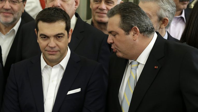 De Griekse premier Alexis Tsipras vandaag met partijleider van de rechtse fractie Onafhankelijke Grieken Panos Kammenos. Beeld ap