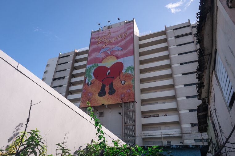 Muurschildering van een albumcover van Bad Bunny, San Juan, Puerto Rico. Beeld Nicola Zolin
