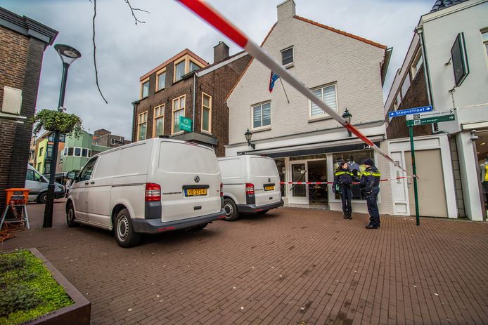 Politie doet onderzoek bij de woning van de om het leven gebrachte Frank Schrijen in Boxmeer.