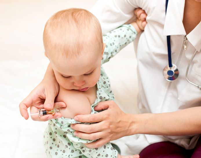 Vaccinatie van een baby.