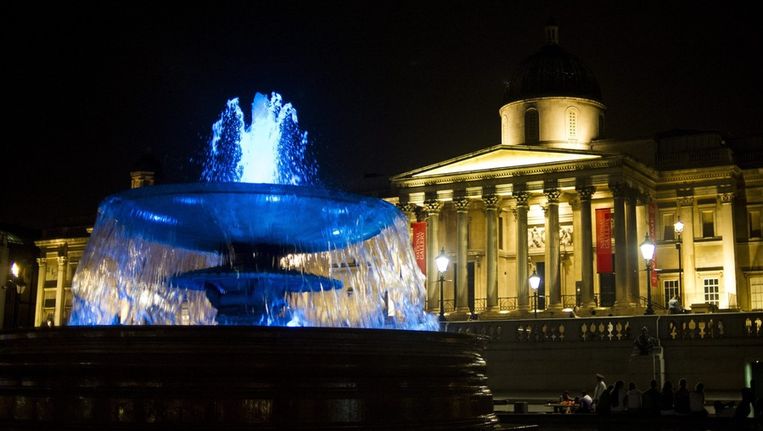 De fonteinen op Trafalgar Square zijn blauw verlicht om de geboorte van de zoon van prins William en Kate te vieren. Beeld epa