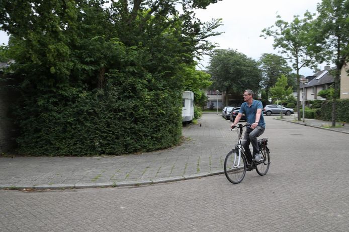 Hedwig Peijs uit Eindhoven is de dupe van diefstal van zijn e-bikes. Hier rijdt hij op een leenfiets