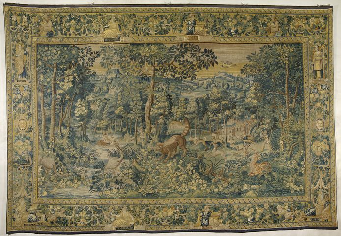 Een van de tapijten met een voorstelling van jachttaferelen en bijzondere dieren.