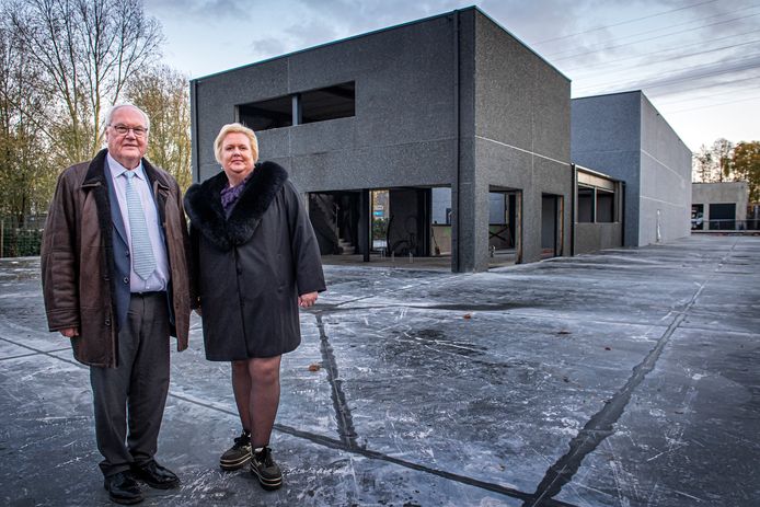 Geert en Sofie Verstraete bij hun nieuwbouw op de Regina Wautersweg.
