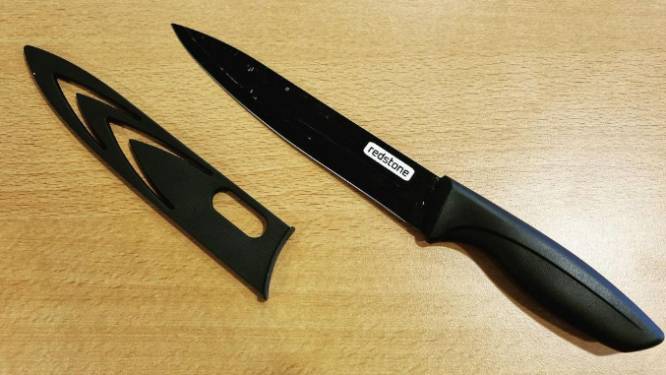 Bezorgde moeder in Groningen belt politie omdat zoon (14) thuiskomt met keukenmes