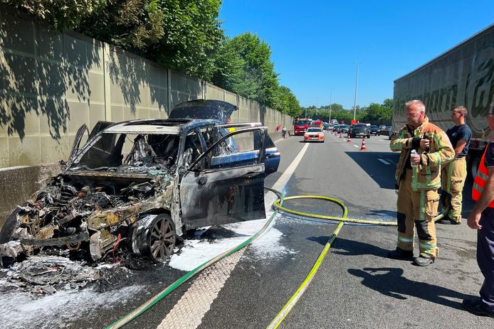 Op de E40 in Erpe-Mere brandde een BMW X5 uit.