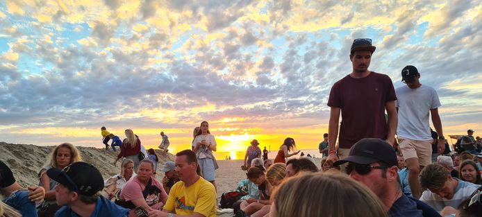 Chillen in het licht van de ondergaande zon op de Brouwersdam bij Concert at Sea op zaterdag 2 juli. Aan de gezichten te zien is de dag zwaar geweest.