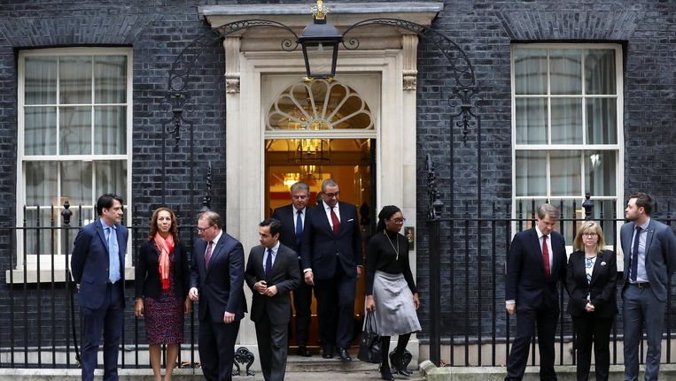 Theresa May en leden van haar nieuwe kabinet voor 10 Downing Street. Beeld reuters