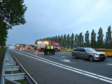 Twee kinderen gewond bij zwaar ongeluk op A58 richting Vlissingen: snelweg dicht bij Goes