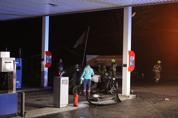 Hulpdiensten in Lunteren na het ongeluk bij het tankstation.
