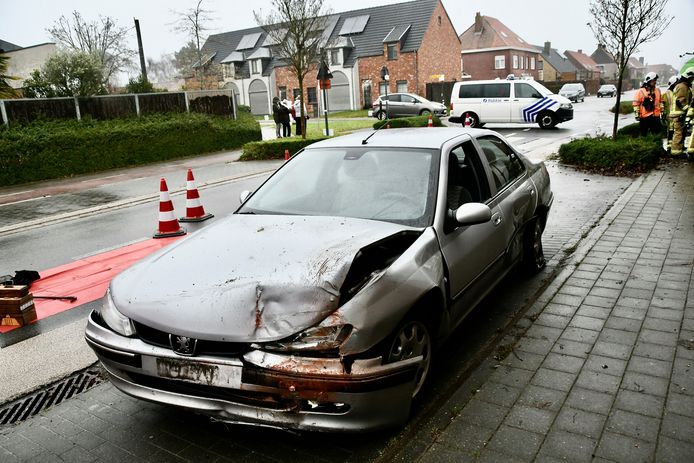 De schade aan zowel de auto als de voorgevel van de woning was aanzienlijk, na het ongeval op het kruispunt van de Bruggestraat met de Grote Noordstraat in Hooglede.