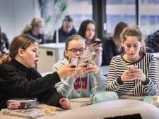 Op deze school mag de smartphone straks juist weer in de klas: ‘Mobiel is niet meer uit ons leven weg te denken’