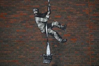 Bekende straatartiest Banksy toont zijn techniek in zeldzame video: “Niet te geloven dat hij niet betrapt is”