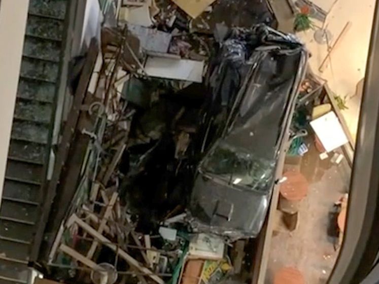 Man valt van drie etages in Thais winkelcentrum