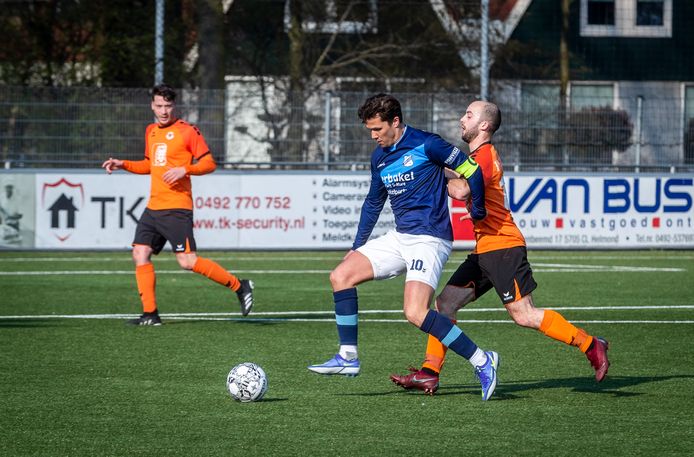 Aanvoerder Jasper Lalisang (l) van Mierlo-Hout in duel met NWC'er Douwe Hurkmans bij de competitiewedstrijd op 20 maart 2022 in Helmond. De uitslag was 1-1. Zondag treffen beide ploegen elkaar weer op sportpark De Beemd.
