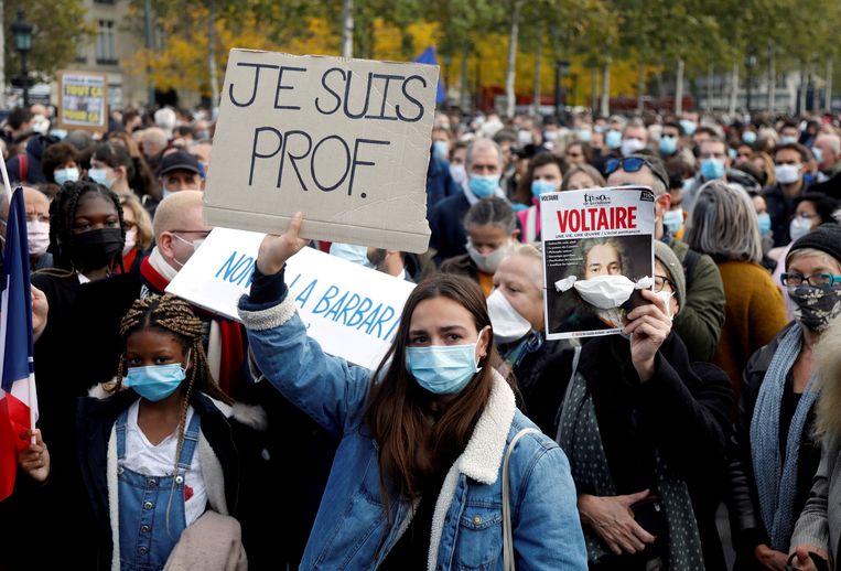 Mensen brengen hulde aan de vermoorde leraar Samuel Paty op de  Place de la République in Parijs. Beeld REUTERS