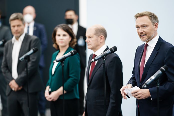 SPD-kanselierskandidaat Olaf Scholz (M) met rechts van hem FDP-leider Christian Lindner en links de co-voorzitters van de Groenen, Annalena Baerbock en Robert Habeck.