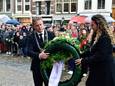 Burgemeester Pieter Verhoeve en zijn echtgenote Marja Verhoeve leggen een krans tijdens dodenherdenking.