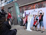 Op de foto met de schaal: ‘Dit moment betekent zo veel voor mij’