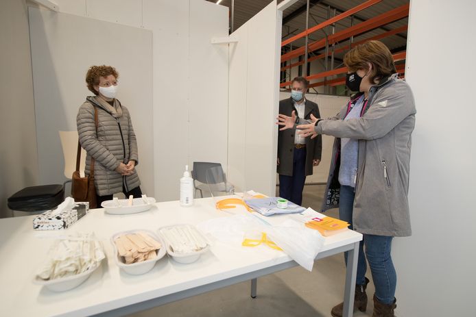 Archiefbeeld - Burgemeester Martijn Dadema (rechtsachter) en wethouder Gerria Toeter (links) tijdens de opening van de testlocatie in Raalte.
