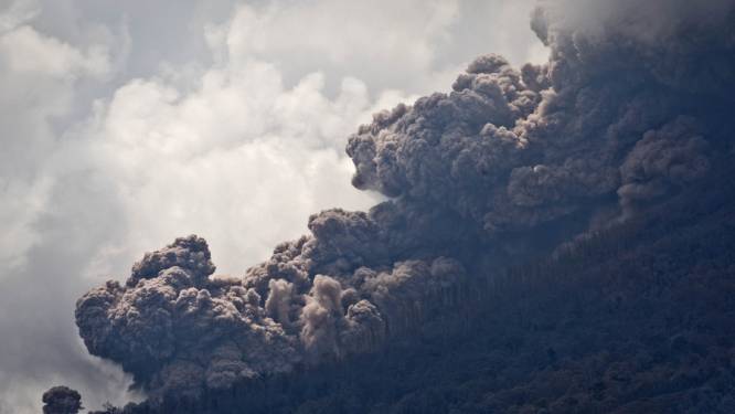 Indonesische vulkaan Mount Ibu uitgebarsten