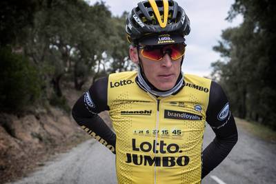 Gesink geeft op met knieklachten in Catalonië