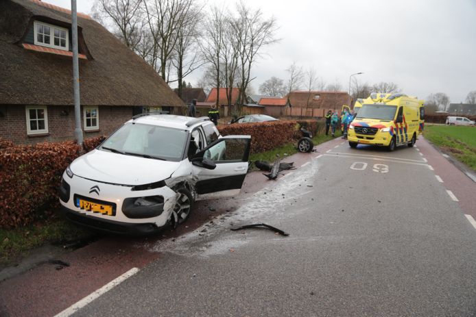 Op de Oostendorperstraatweg in Oosterwolde is een ongeluk gebeurd waardoor brokstukken over de weg verspreid liggen.