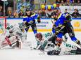 Mikki Virtanen (achter) scoorde tegen Starbulls Rosenheim. Bij deze actie onderschept de goalie de puck.