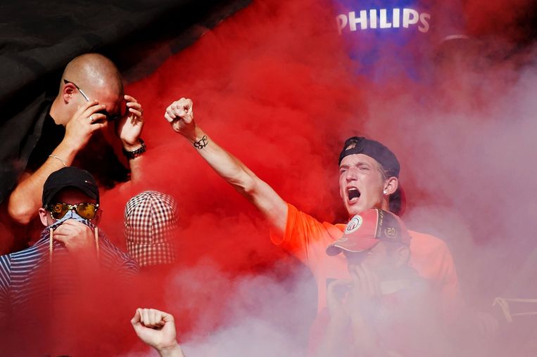 Fans van PSV vieren de overwinning. Beeld anp