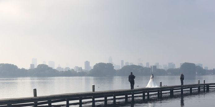 Foto gemaakt bij de Kralingse Plas op 10 oktober. Een stel was trouwfoto’s en video’s aan het maken.