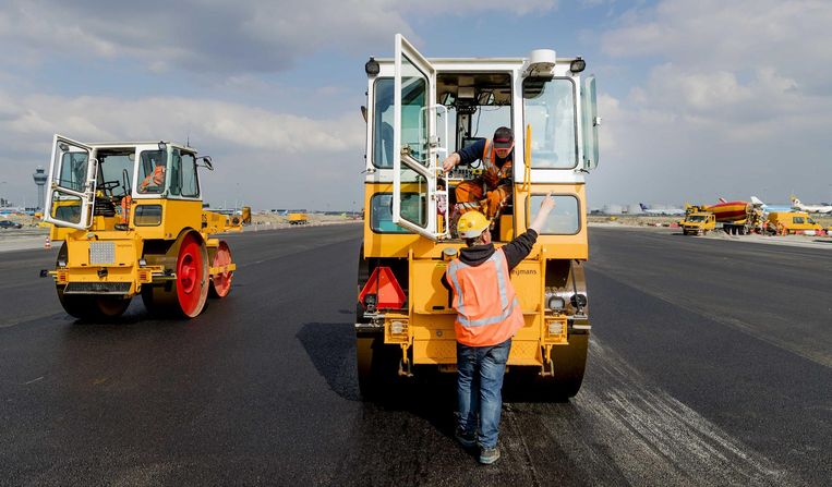 Onderhoud aan de Kaagbaan, afgelopen dinsdag. De landingsbaan moet opnieuw geasfalteerd worden en dat is een megaklus. Beeld anp