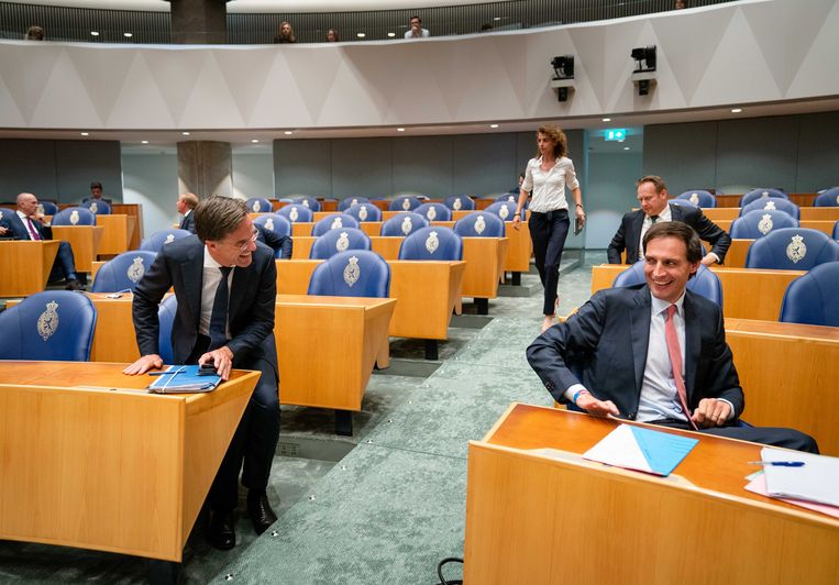 Mark Rutte (VVD) en Wopke Hoekstra (CDA) tijdens het debat over het eindverslag van informateur Mariette Hamer over het vastgelopen formatieproces.  Beeld ANP