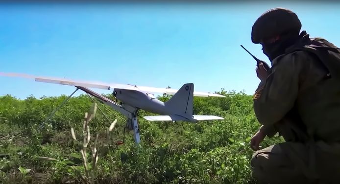 Een Russische soldaat met een Orlan-10 drone. Archiefbeeld.