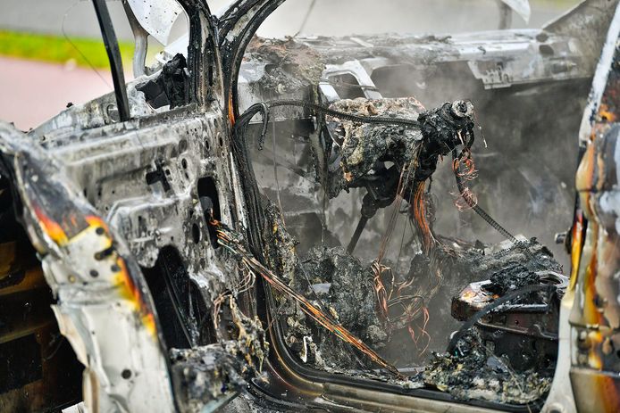 Net gekochte auto vloog vrijdagmiddag plotseling in brand in Valkenswaard.