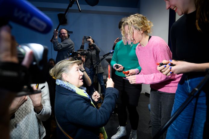 De Antwerpenaar gaf de dichters - letterlijk - het woord door hen een pen te overhandigen.
