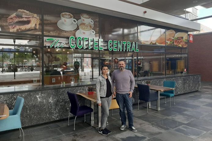 Het echtpaar Melek en Erkan Akbaş in de lunchroom op het station