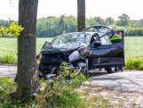 Automobiliste in Nispen gewond geraakt door botsing tegen boom