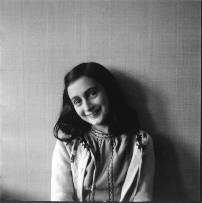 De uitgeverij van het controversiële boek over het verraad van Anne Frank biedt excuses aan.