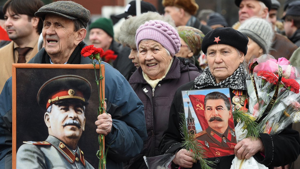 Russen dragen portretten van Stalin tijdens de herdenking van zijn verjaardag in Moskou. Beeld AFP