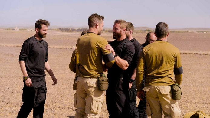 Laura Tesoro, Dirk Van Tichelt en Davy Parmentier krijgen felicitaties van de instructeurs