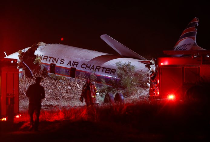 Hulpverleners bij het gecrashte toestel van Aviodrome, nabij Pretoria.