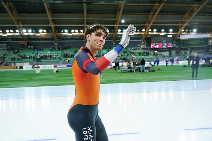 Patrick Roest rijdt voor nagenoeg lege tribunes zijn ereronde.