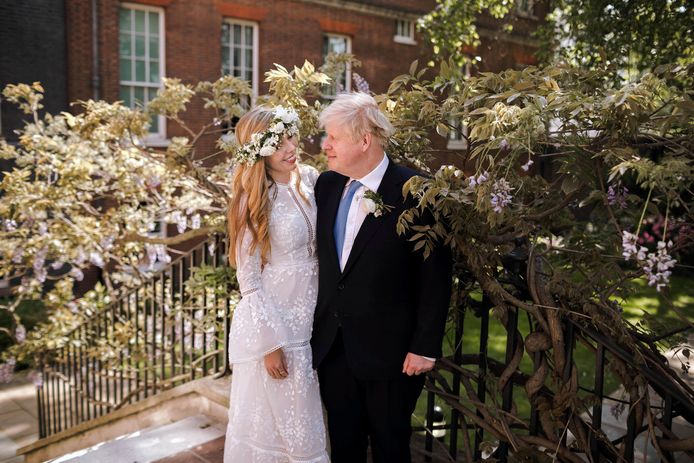 Johnson en zijn echtgenote Carrie Symonds in de tuin van Downing Street 10 na de huwelijksplechtigheid gisteren.