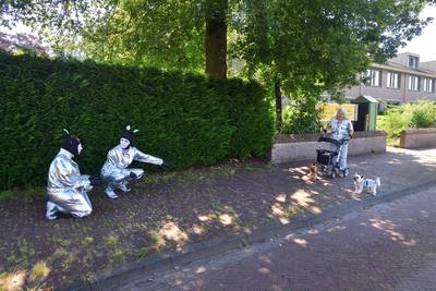 Schrikreacties in Huijbergen: komisch duo zorgt verkleed als aliens voor ophef