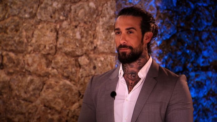 Fabrizio Tzinaridis is momenteel 'The Bachelor' in het gelijknamige programma op Play4.