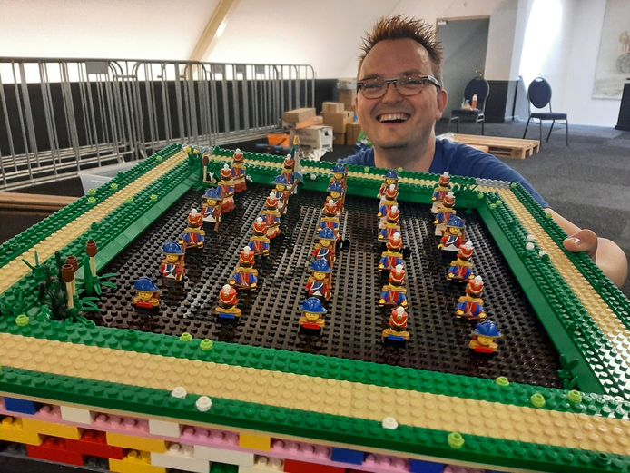 Met zijn lego-versie van het Land van Ooit staat Paul Toxopeus (met bril) dit weekend op de Modelbouwshow in Autotron Rosmalen.